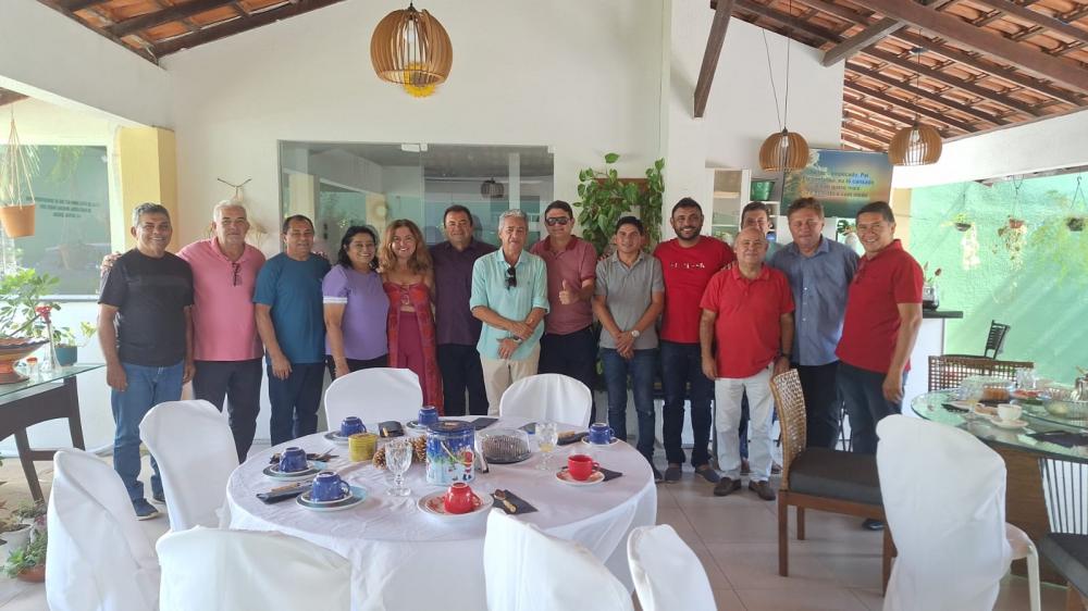 Diretoria da UNEPP - União Nacional dos Ex-Prefeitos e Ex-Prefeitas, se reúne em café da manhã natalino.