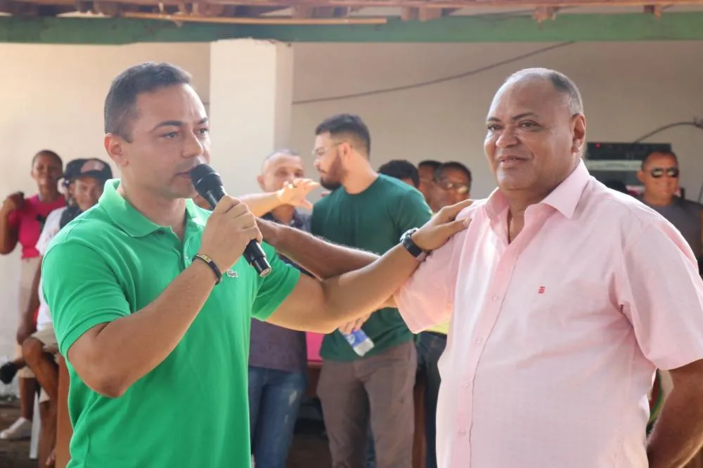 Prefeito Adriano Freitas prestigia a festa em comemoração às mães de Cajapió, realizada por João Bispo Serejo e seu grupo.