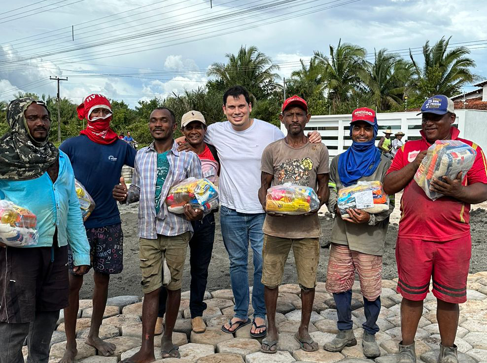 Augusto Arouche entrega cestas básicas na semana santa em São Vicente Ferrer